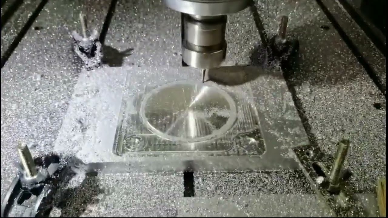 帶自動(dòng)換刀裝置的 CNC 成型機(jī) 帶自動(dòng)換刀裝置的 CNC 成型機(jī)